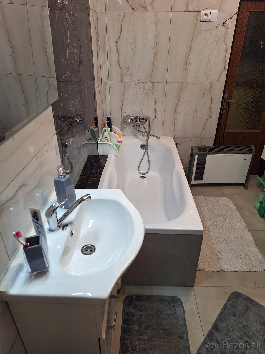 Rodinný dom s terasou, 2 garáže a veľký dvor