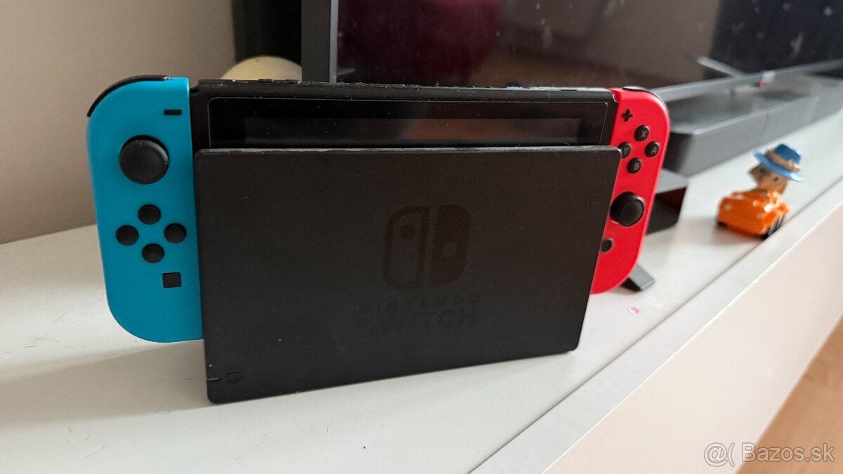 Predám Nintendo Switch Neon Red/Blue + príslušenstvo
