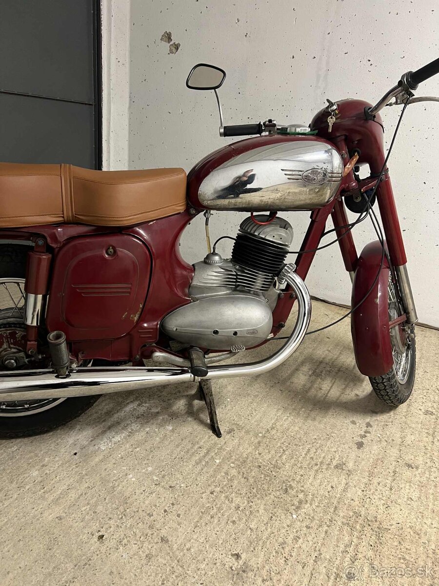 Jawa 250 kyvacka