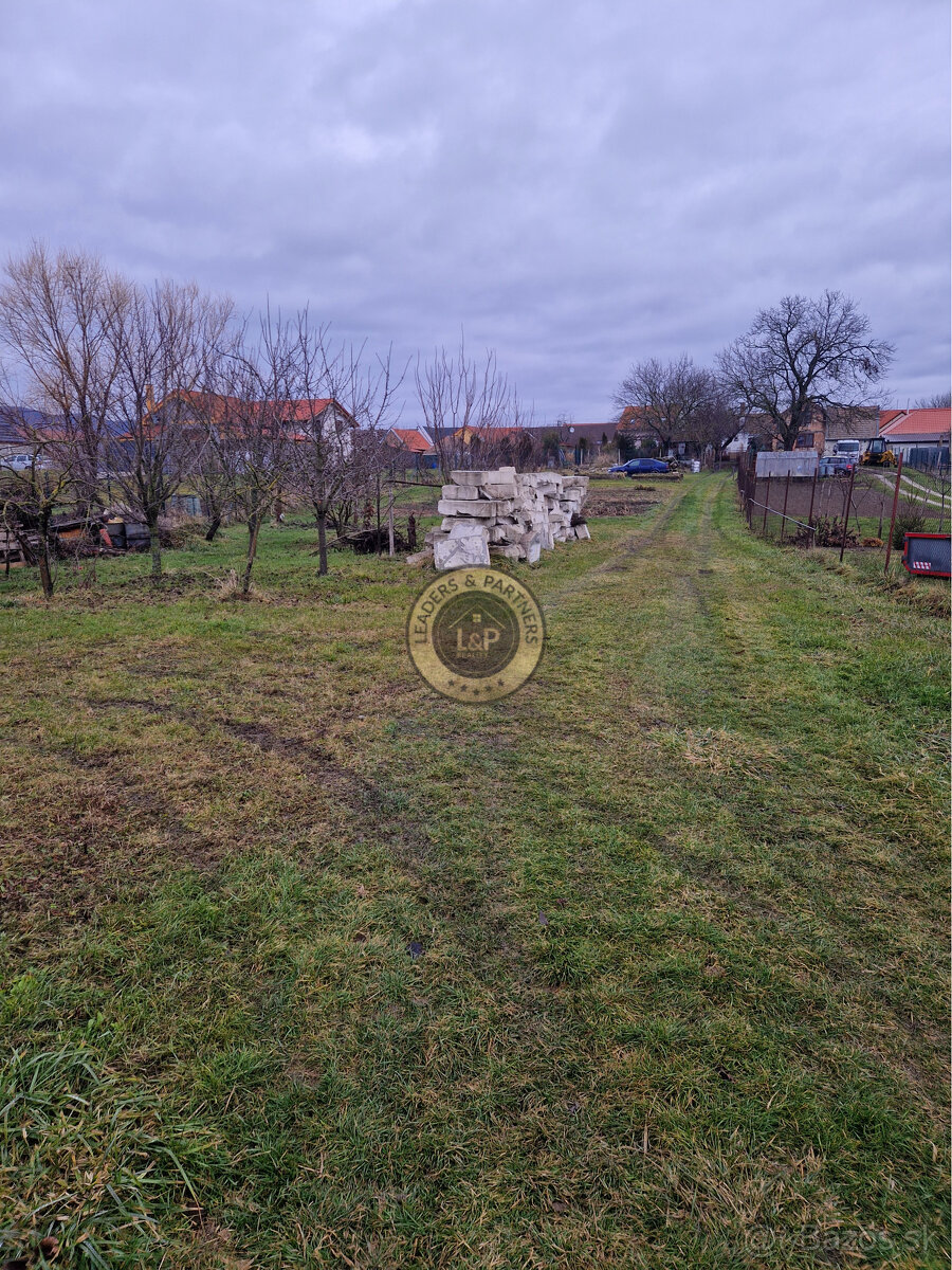 Pozemok vhodný na výstavbu RD v obci Dlhá 13km od Trnavy