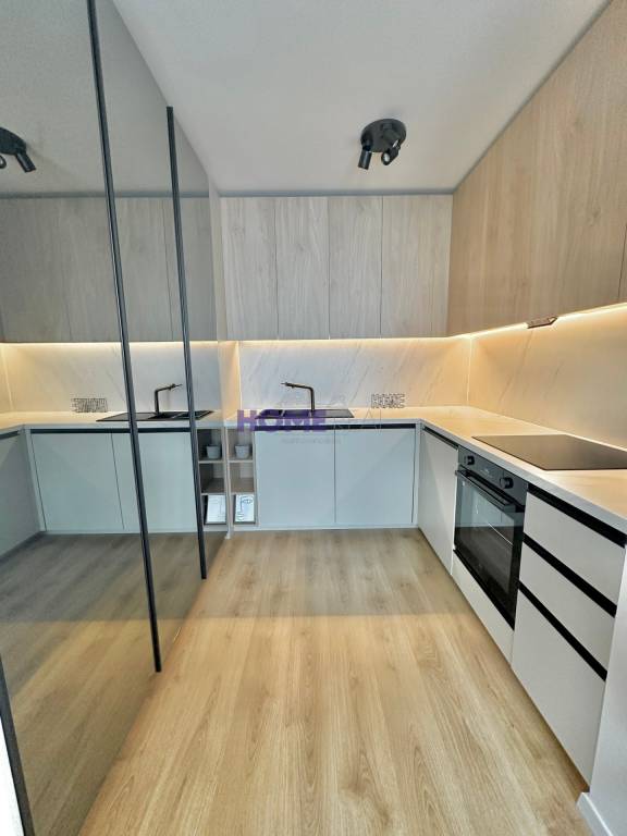 DIZAJNOVÝ 2 IZB. BYT V NOVOSTAVBE S BALKÓNOM A PARKOVACÍM MI