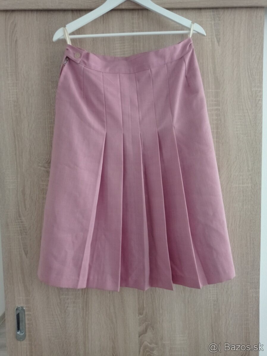 ružová sukňa, sivé rifle, čierna blúzka, čierna sukňa,košele