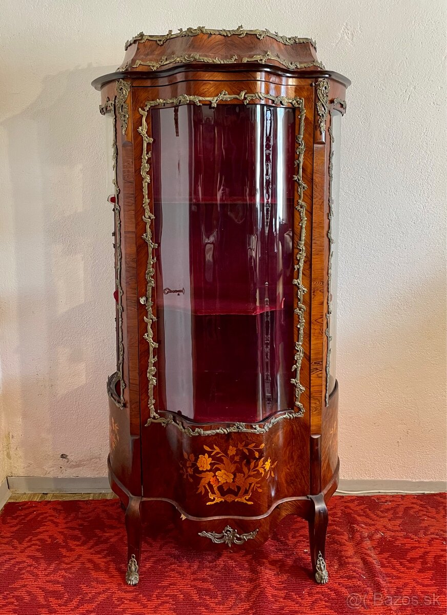 Starožitná presklená vitrína z obdobia klasicizmu