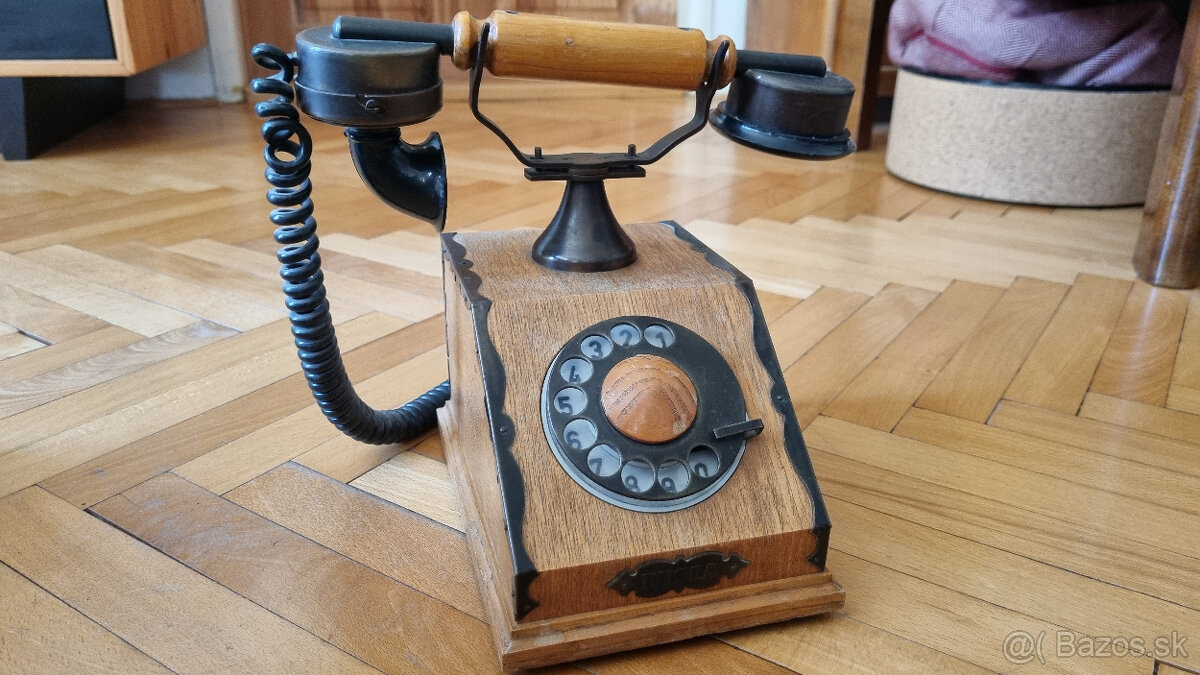 drevený retro telefón Tesla