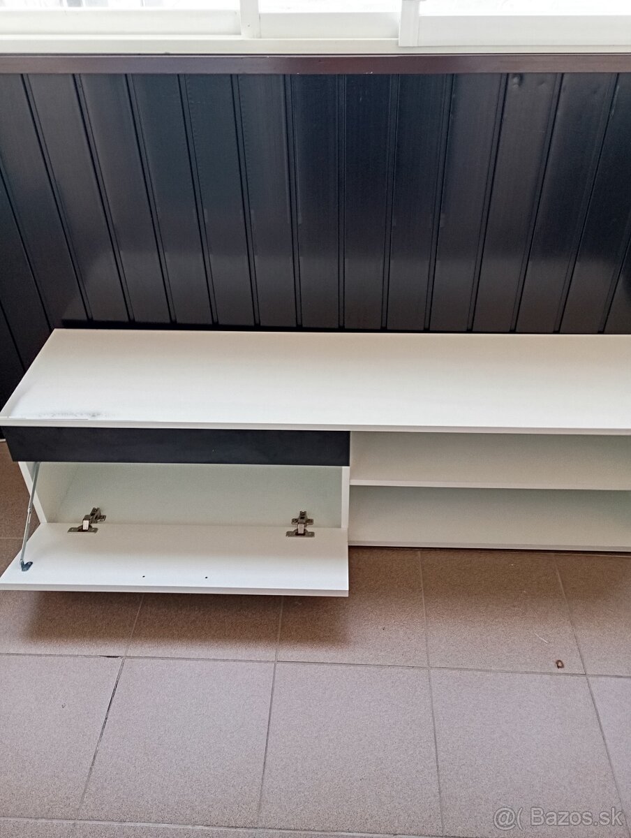 Skrinka pod televízor