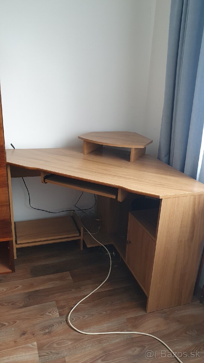 Predám rohový písací pracovný stolík.