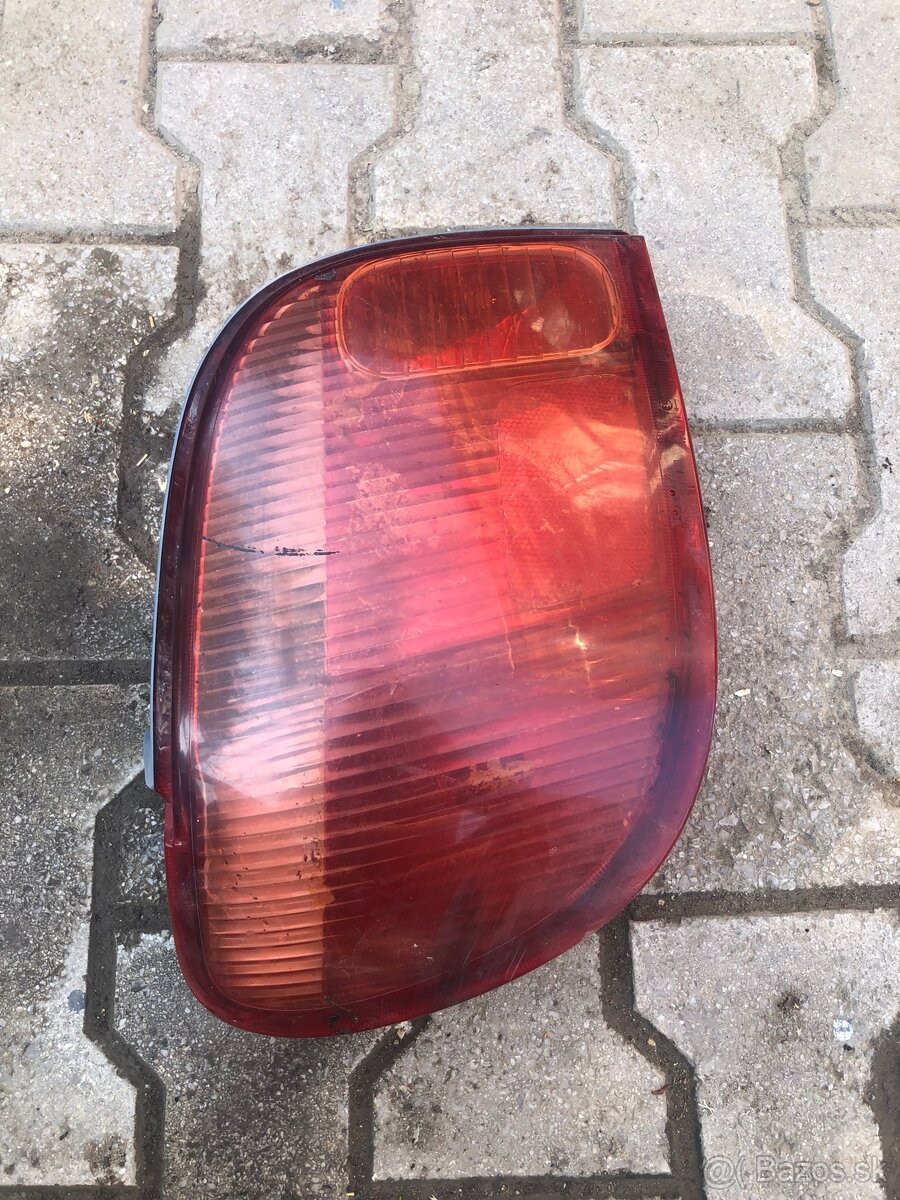 TOYOTA YARIS I (1999-2005) - SVETLO ZADNÉ LAVE