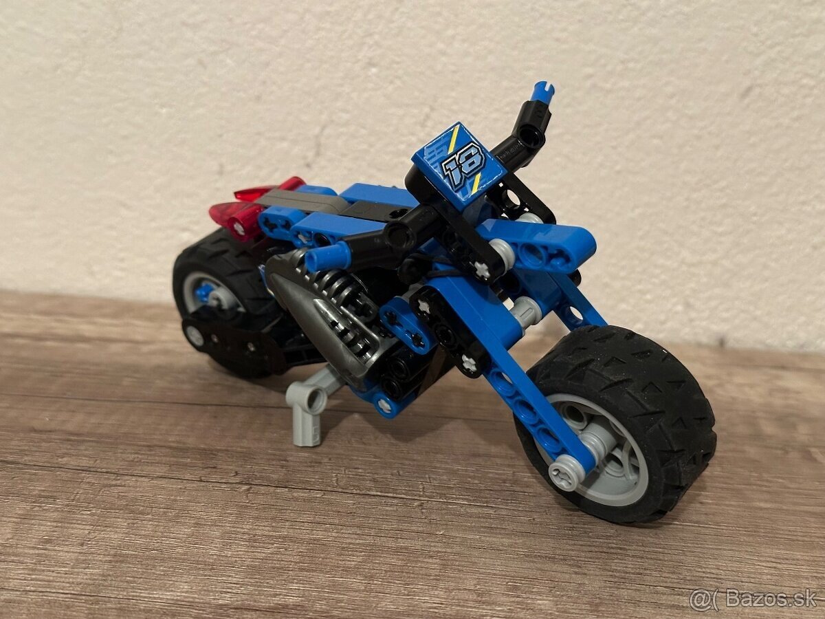Lego Technic naťahovacia motorka 8370