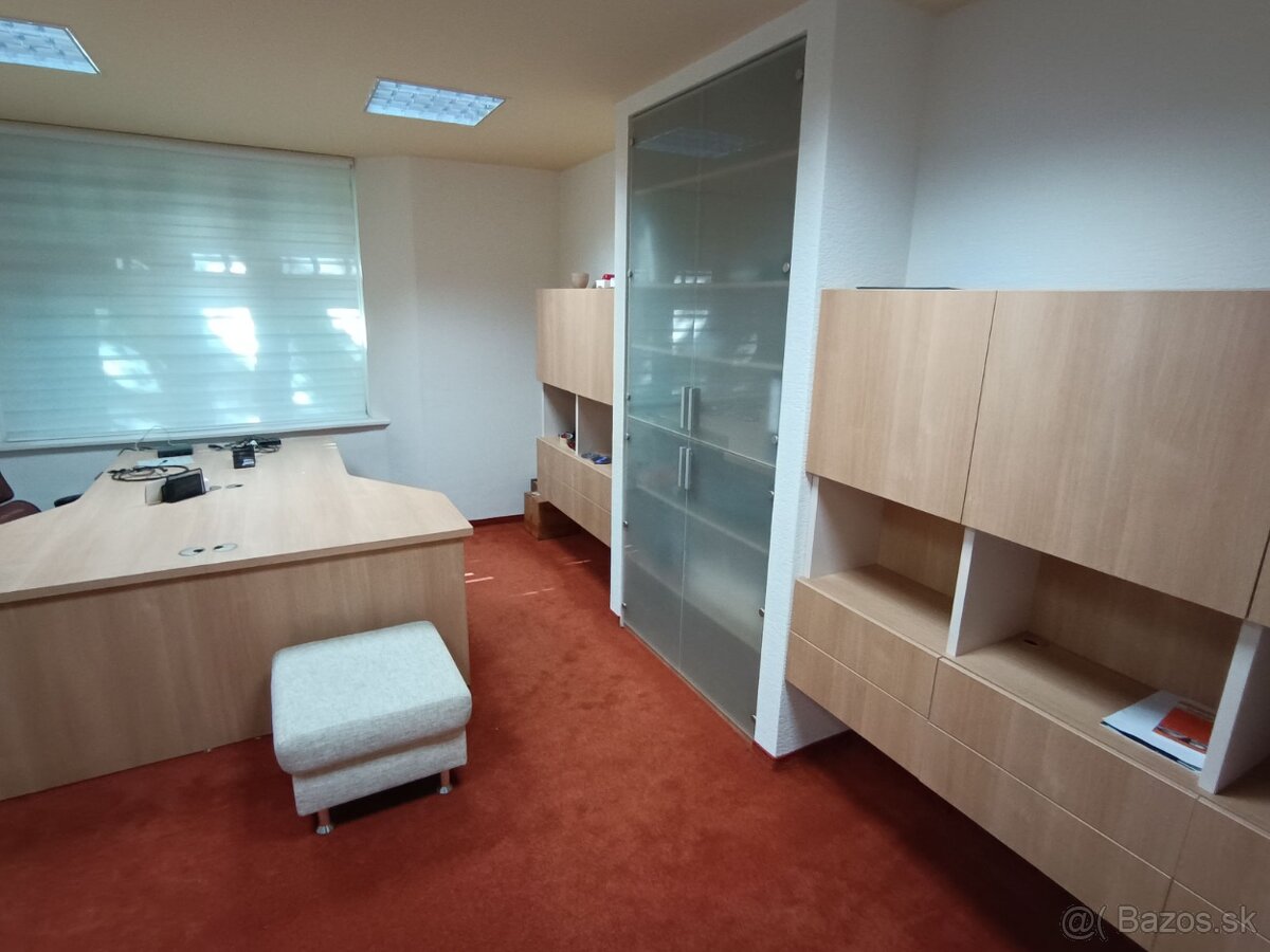 Kvalitné nástenné skrine so šuflíkmi a kovaním BLUM