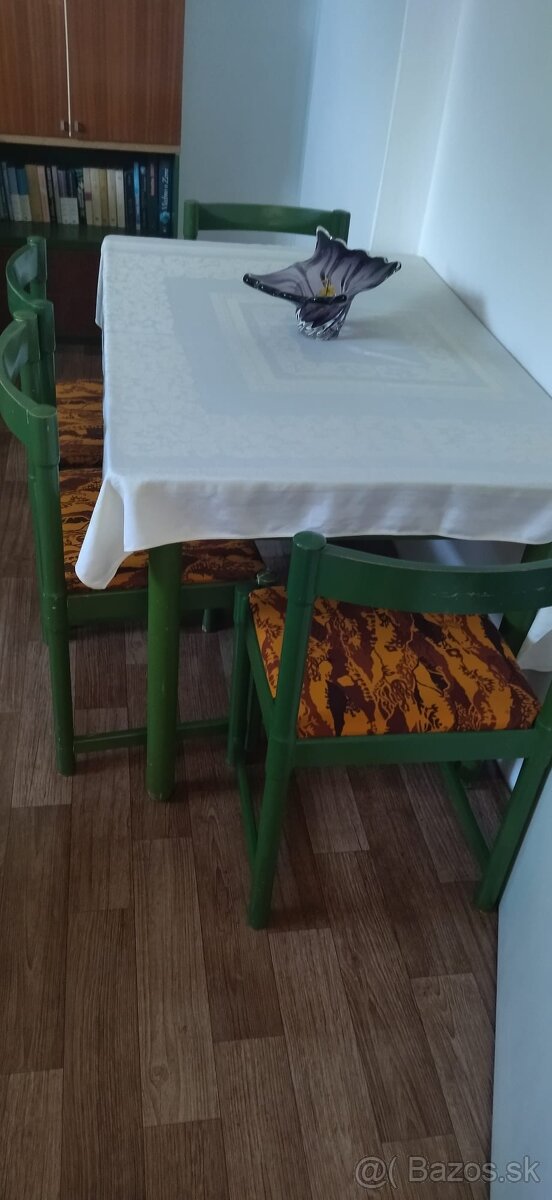 Jedálenský stôl so stoličkami