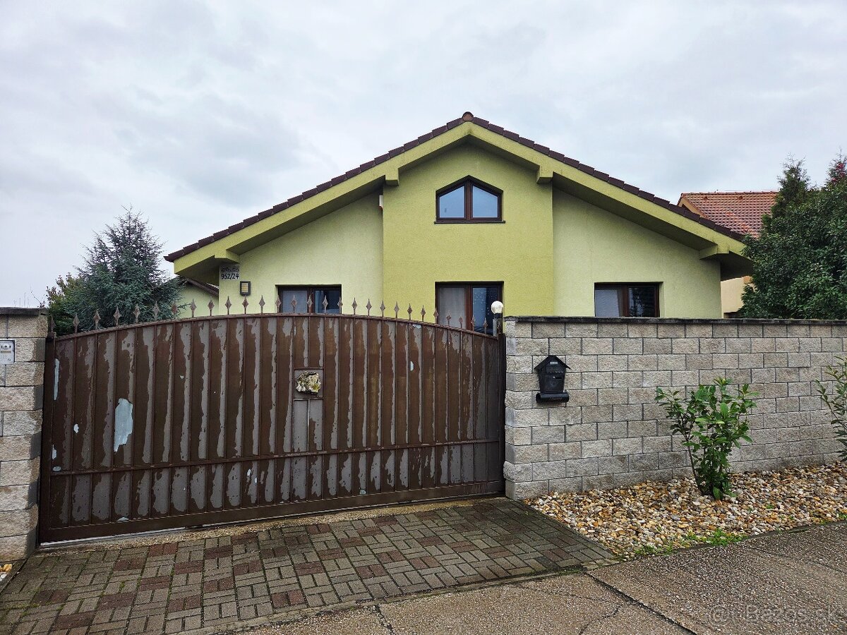 4.-izbový rodinný dom s veľkou garážou v Novej Dedinke