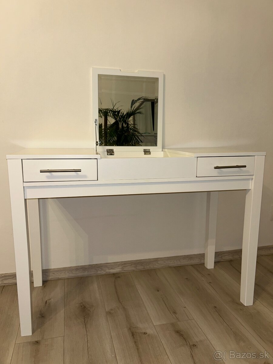 Kozmetický stolík
