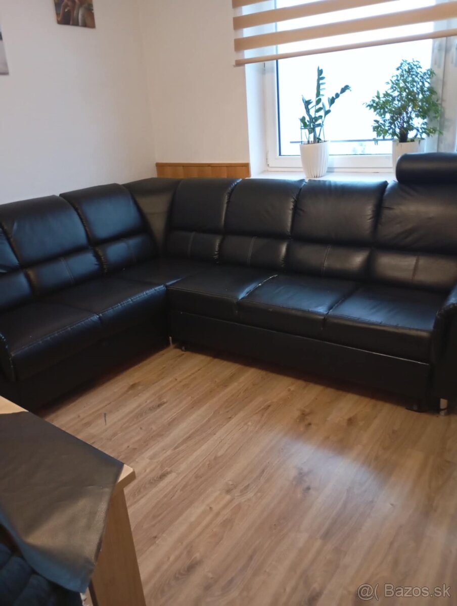 Čierny kožený gauč