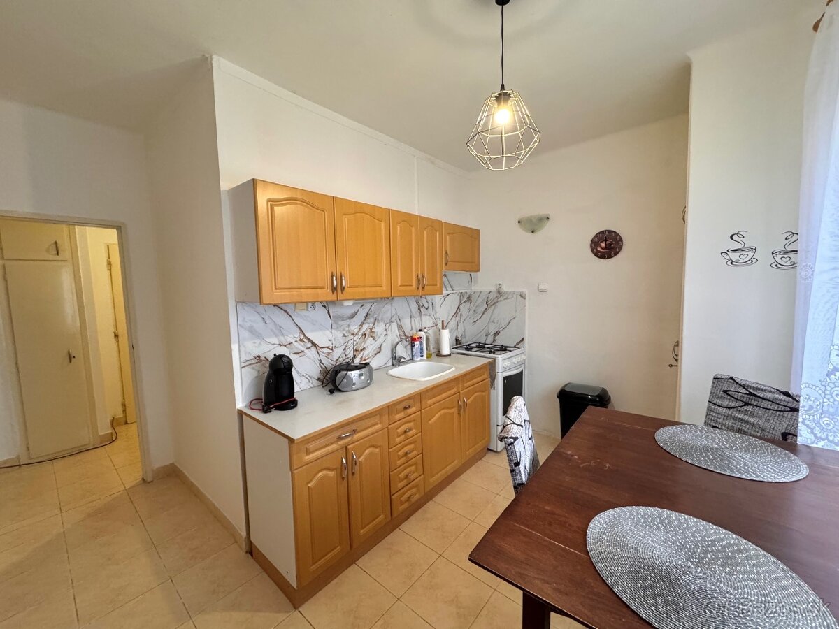 Prenájom- 2 izbový byt so zariadením, centrum Nové Zámky