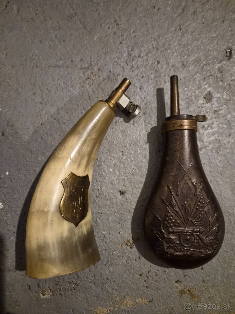 Dávkovač na pušný prach