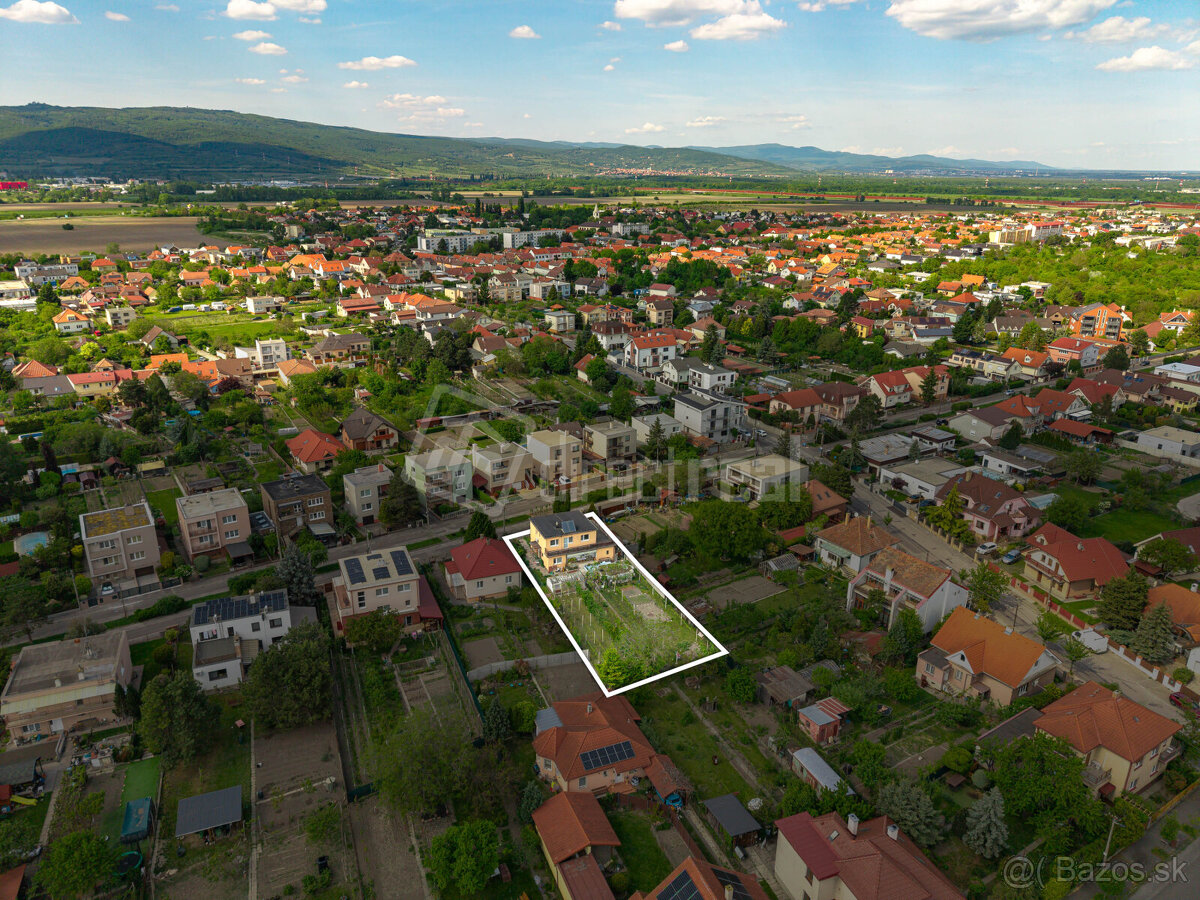 Predáme: Priestranný 6-izbový rodinný dom vo Vajn…