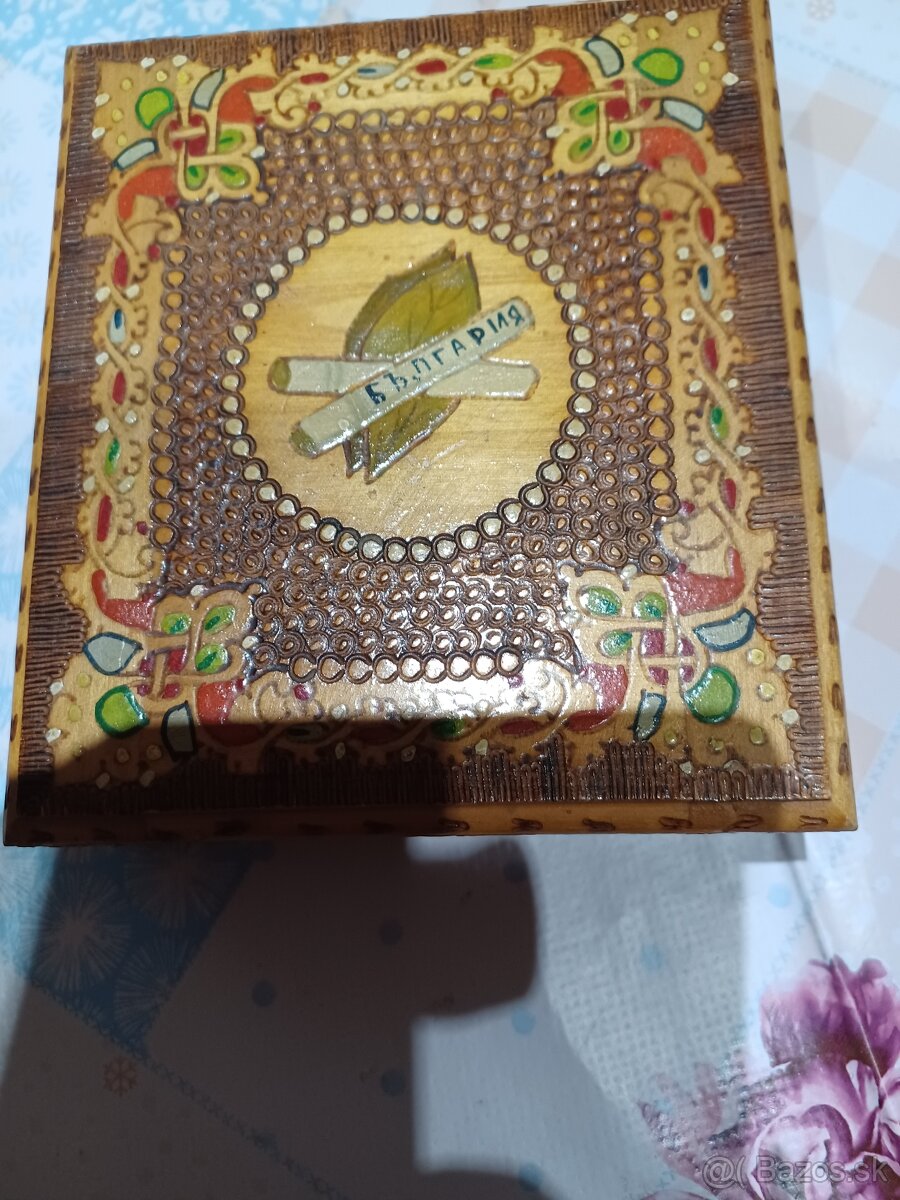 Predám starú drevenú kazetu na cigarety zapaľovače