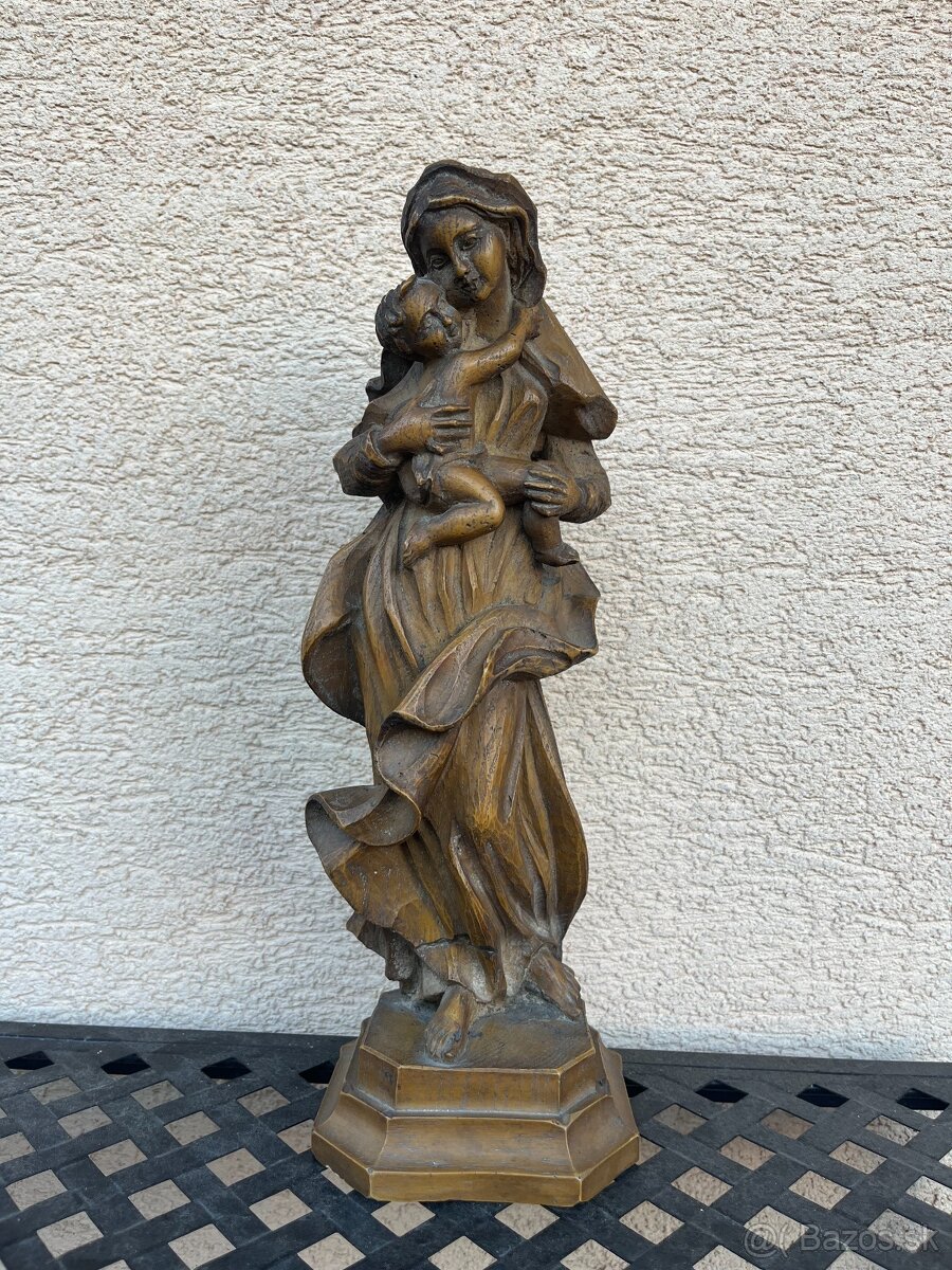 Drevená soška Panna Mária