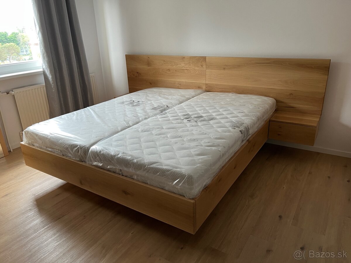 Levitujúca dubová posteľ - úložný priestor, nočné stolíky