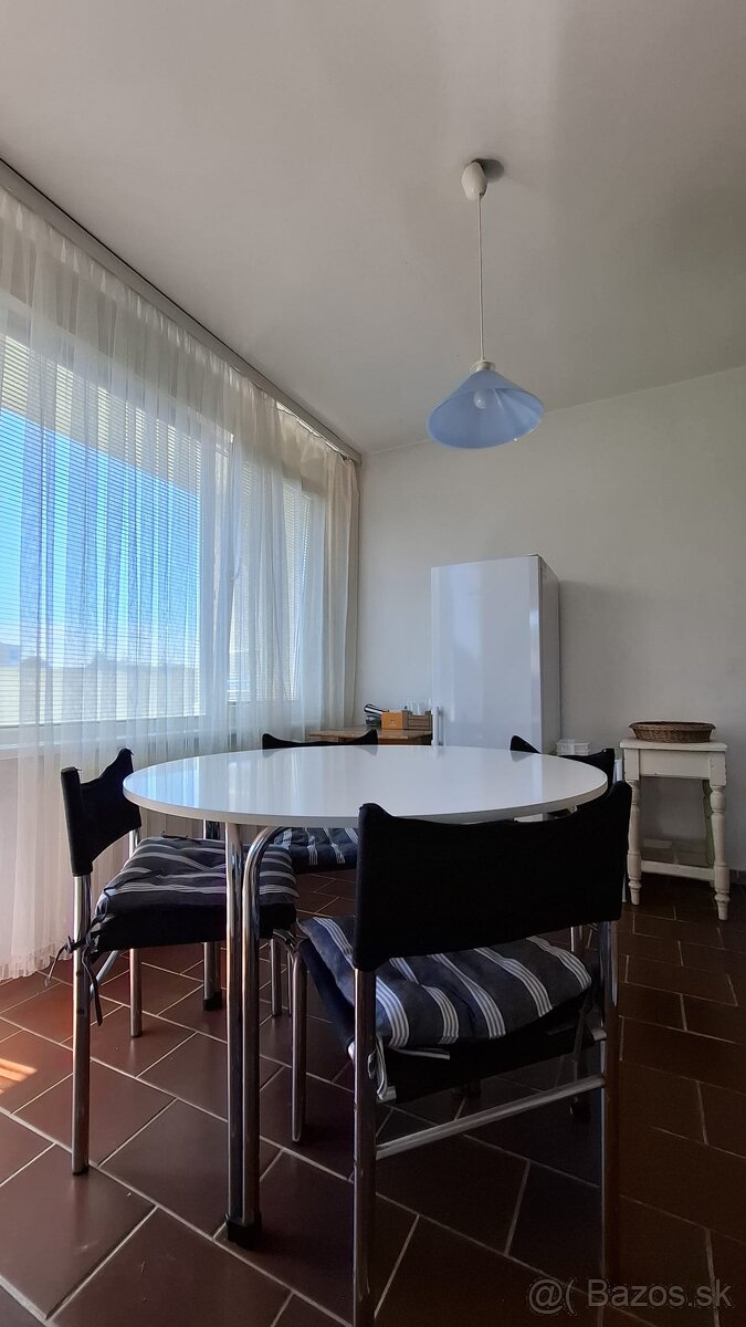 JEDÁLENSKÝ STÔL + 4 STOLIČKY