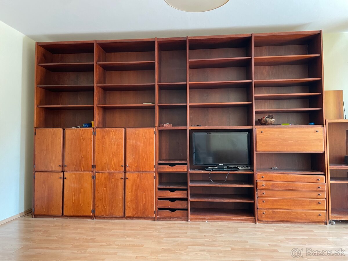 Darujem kvalitnú obývaciu stenu z dreva