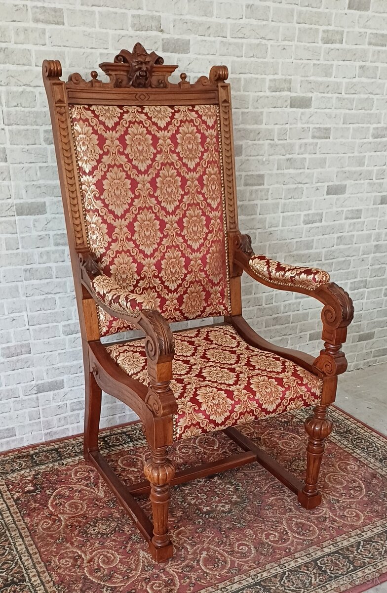 Staroẓ̌itné kreslo