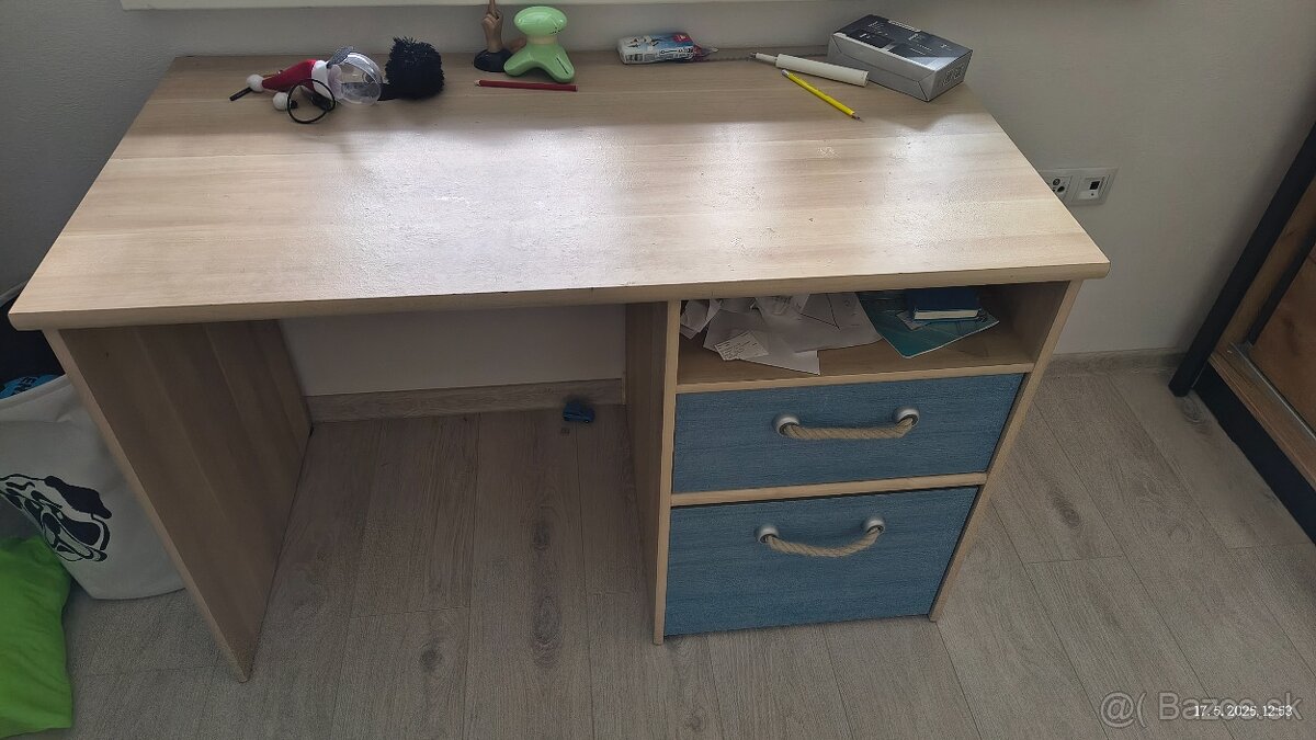 Starší písací stôl