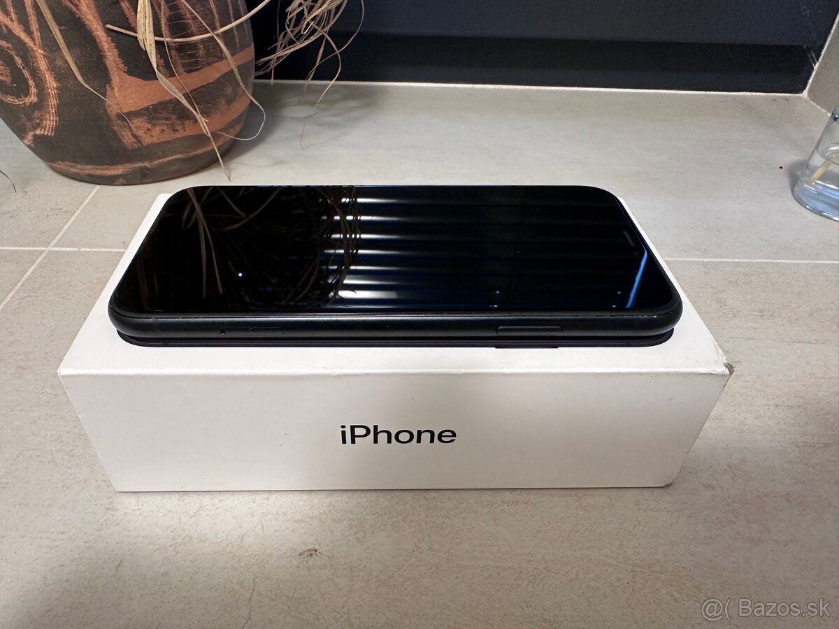 iPhone XR - čierny - 64gb