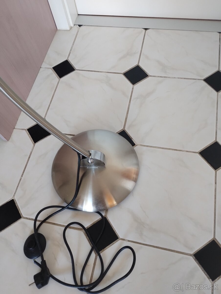 Stará podlahová lampa