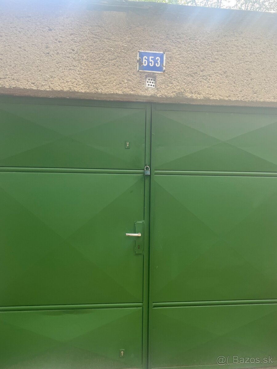 Murovaná garáž v Handlovej