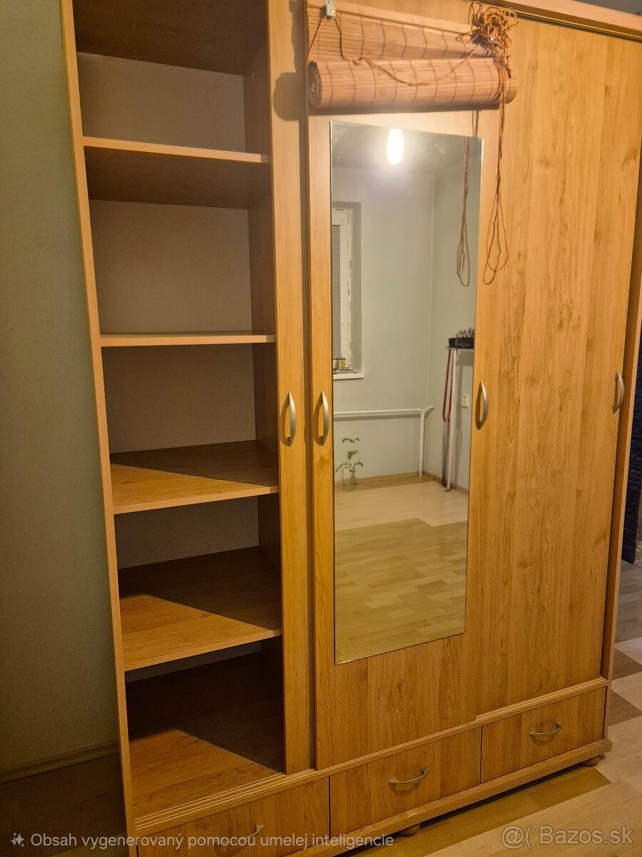 Veľká skriňa so zrkadlom