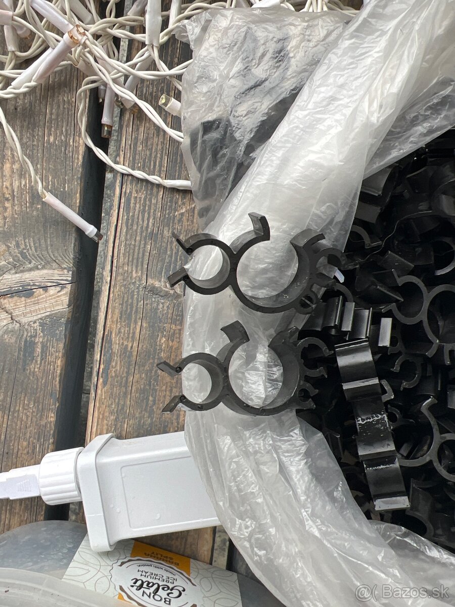 Vianocne osvetlenie drziaky na rynu