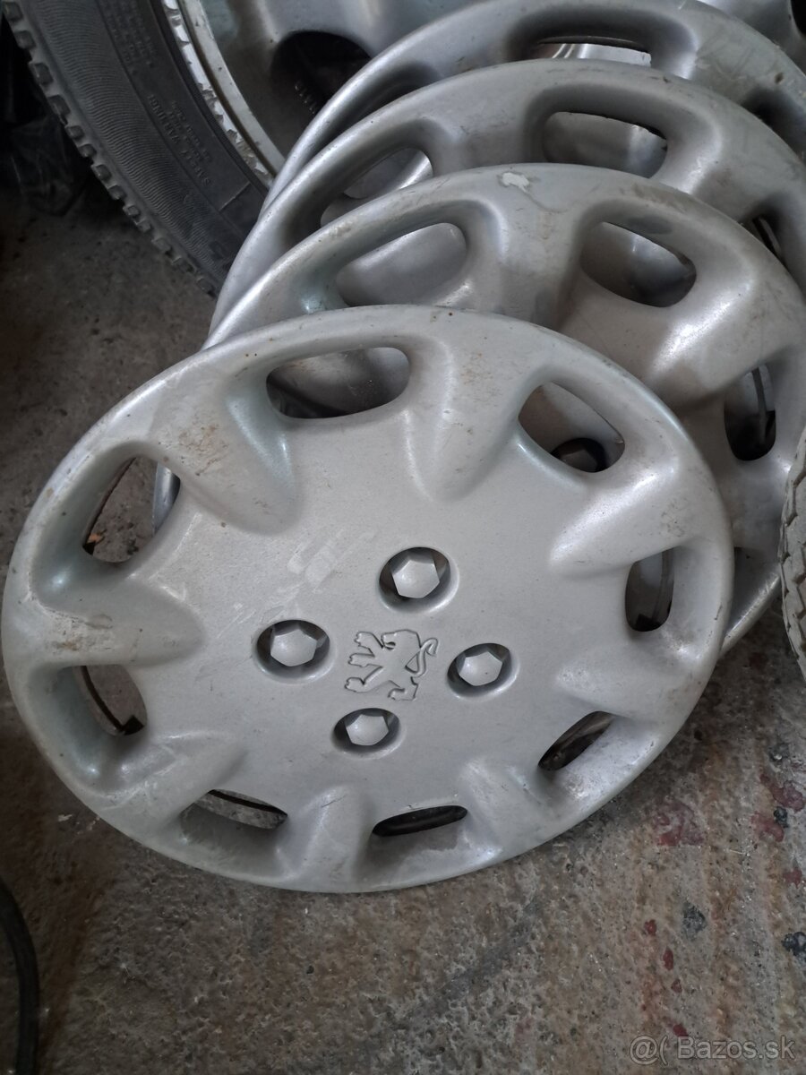 Puklice na peugeot 206 a kryt motora