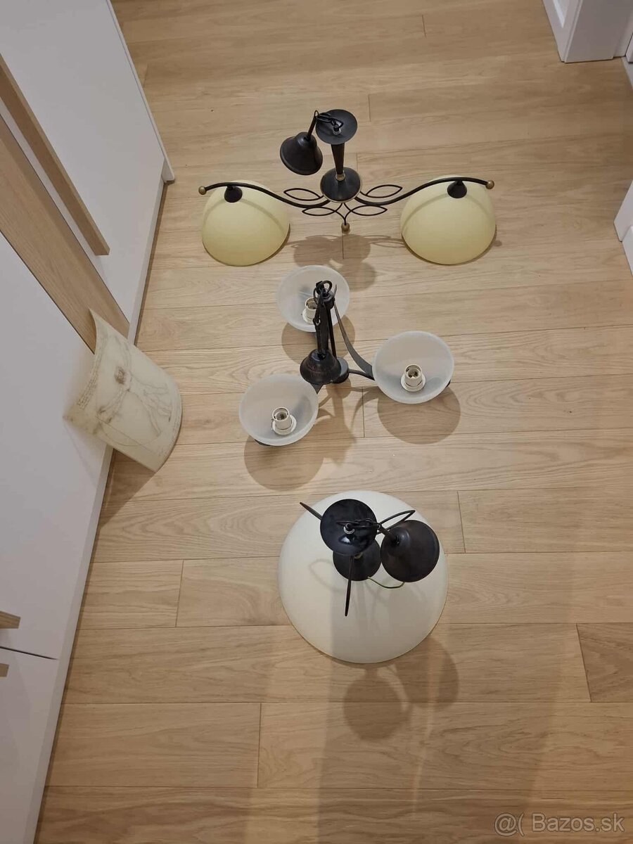 Lustre a nástenné lampy