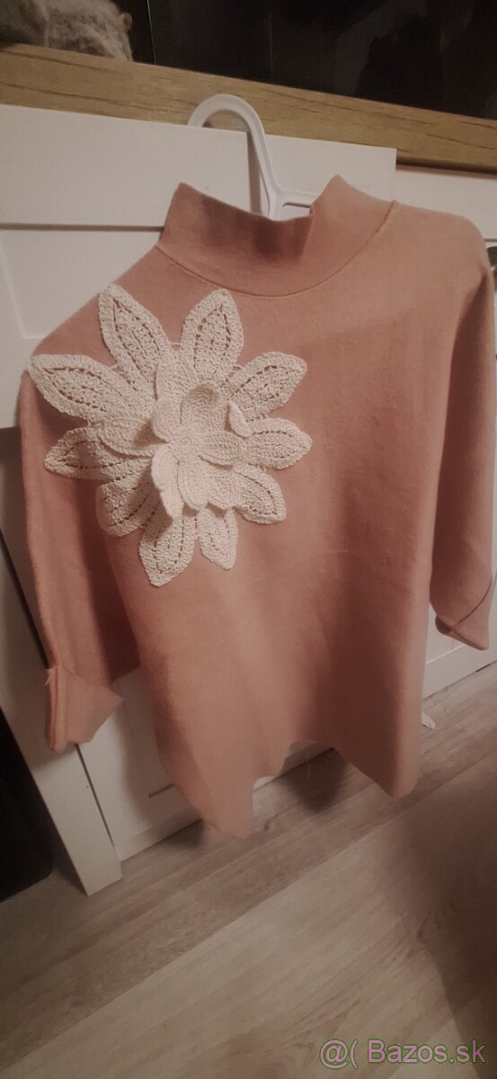 Kremovy pulover s kvietkom