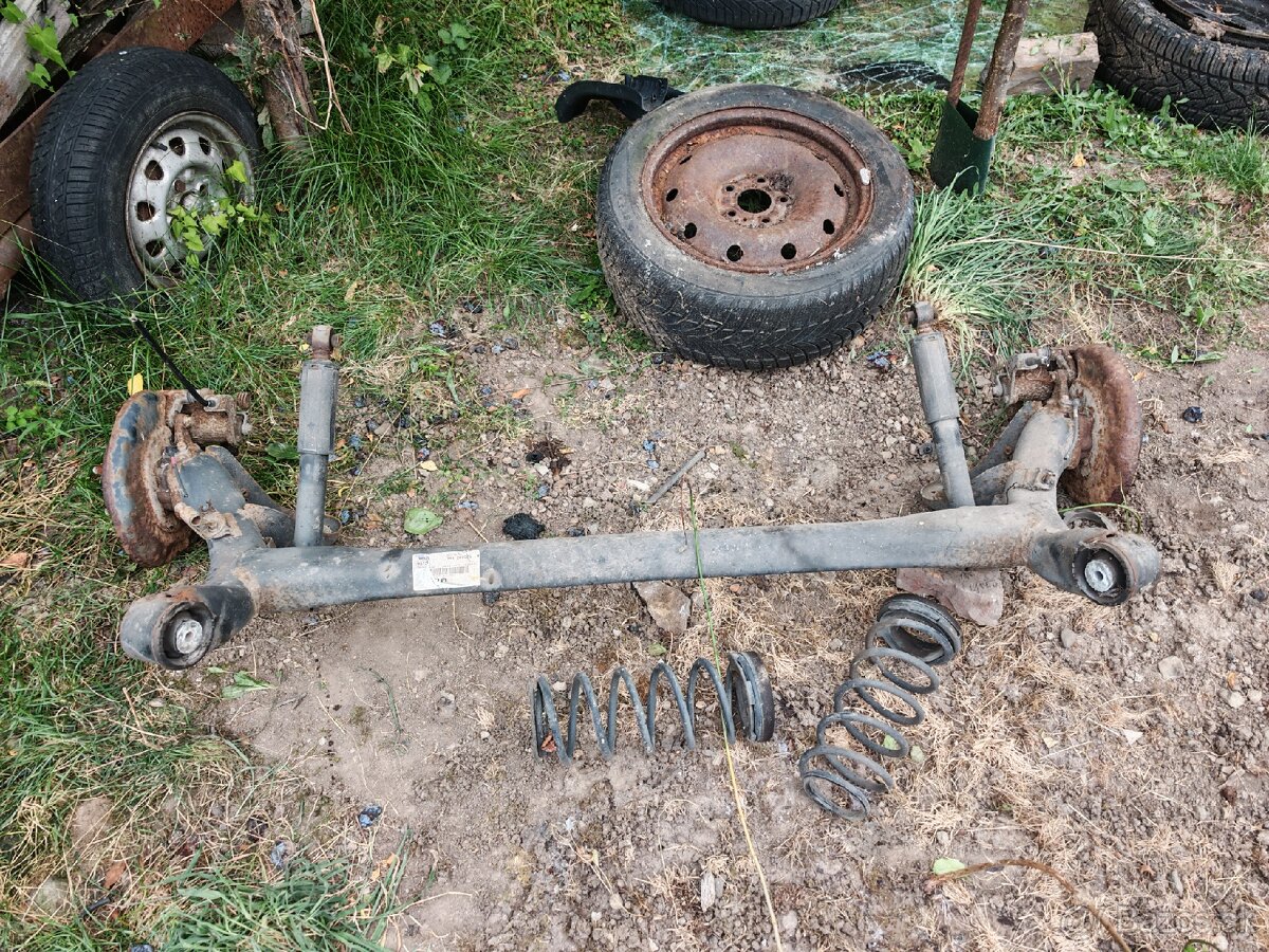 Zadná náprava na Kiu Rio