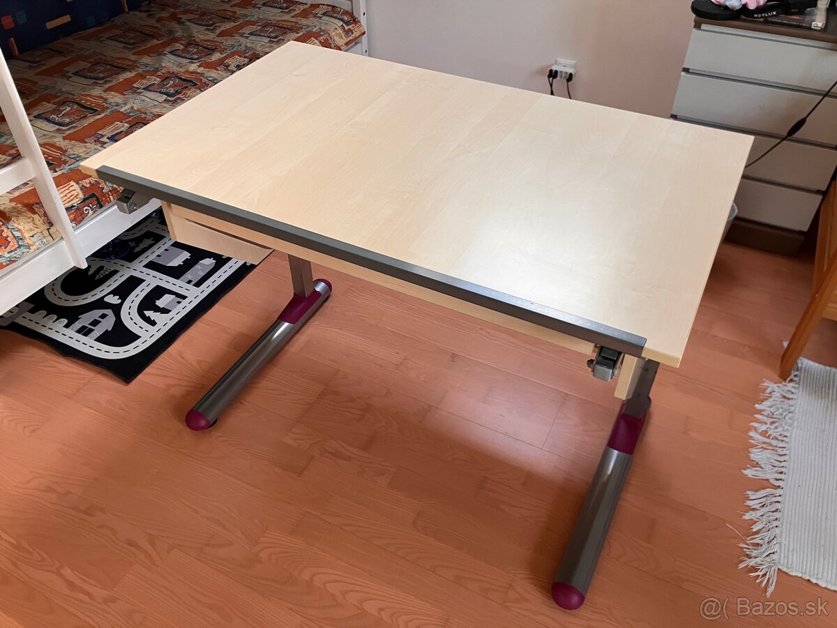 Detský výškovo nastaviteľný stôl