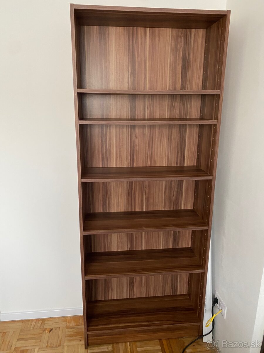 Pisaci stol a regál