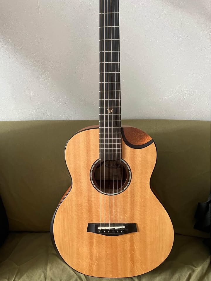 elektroakusticka gitara Traveller Redland Concert Spruce