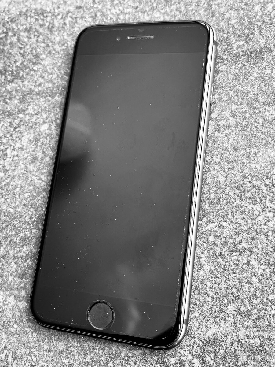 Predám iPhone 8