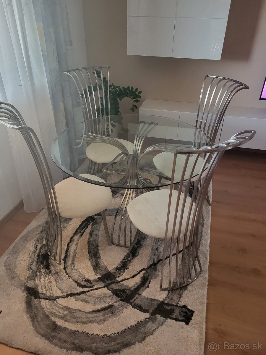 Exkluzívny set. Jedálenský stôl, stoličky a luster.