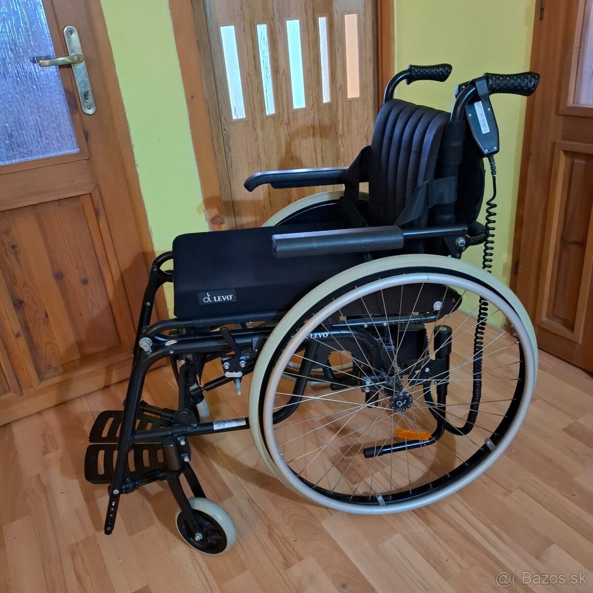 Elektrický invalidny vozík vzpriamovací