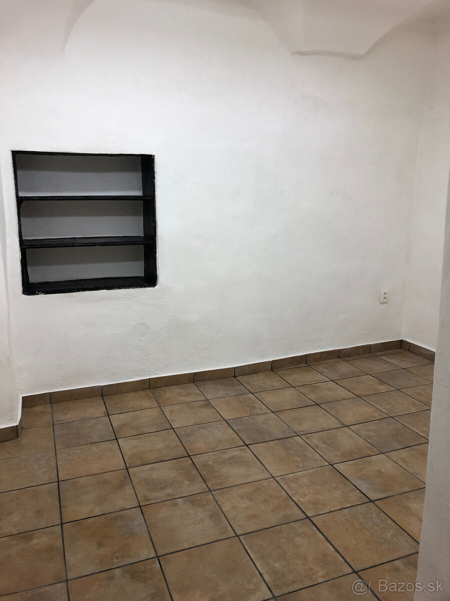 Prenajmem priestor na námestí v BB pod hodinovou vežou