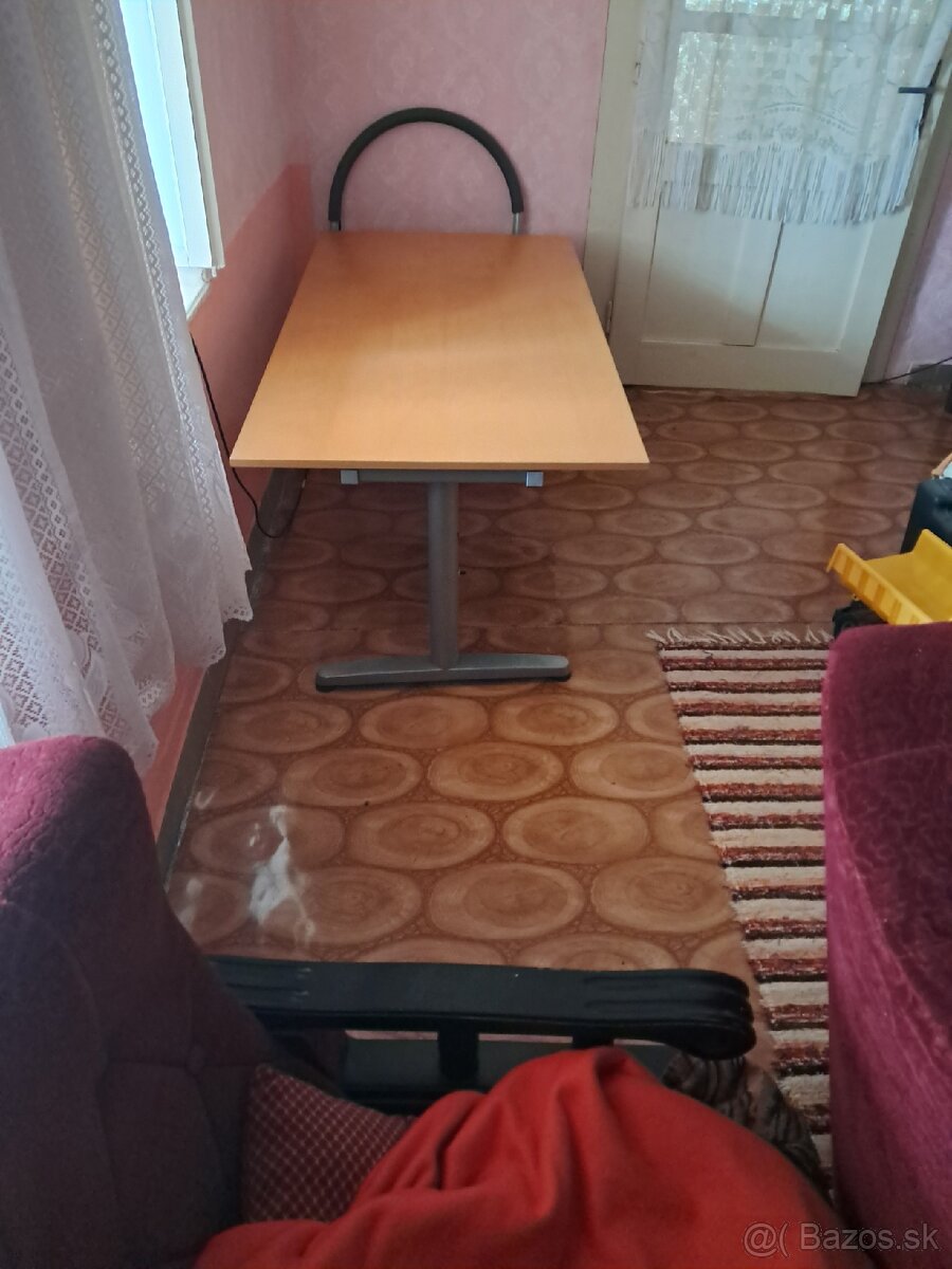 Predám kancelársky a jedálenský stôl