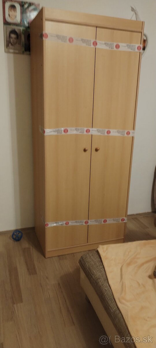 Vešiaková skriňa