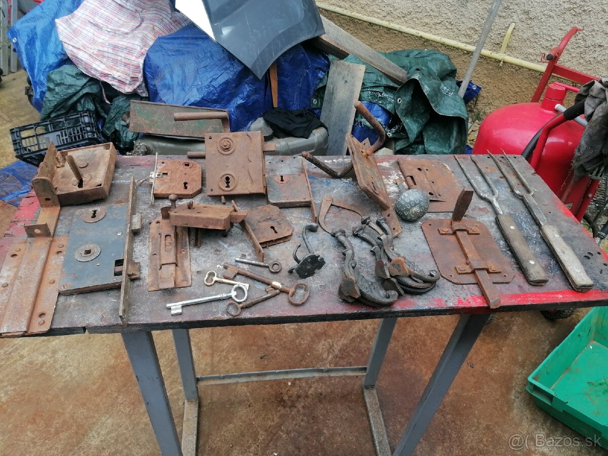 Staré Zámky, kľúče, čelo pece, vešiaky, okno