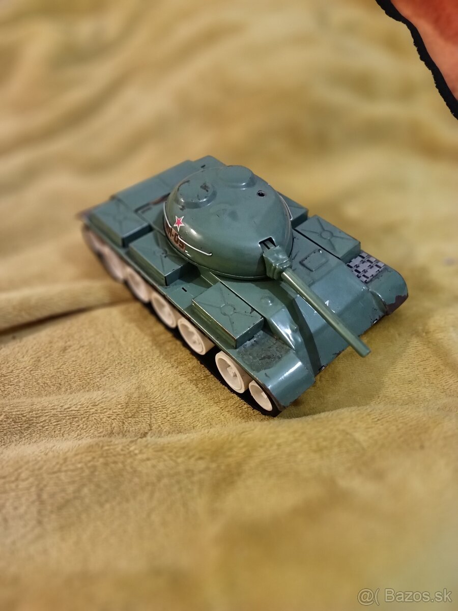 Stará hračka tank