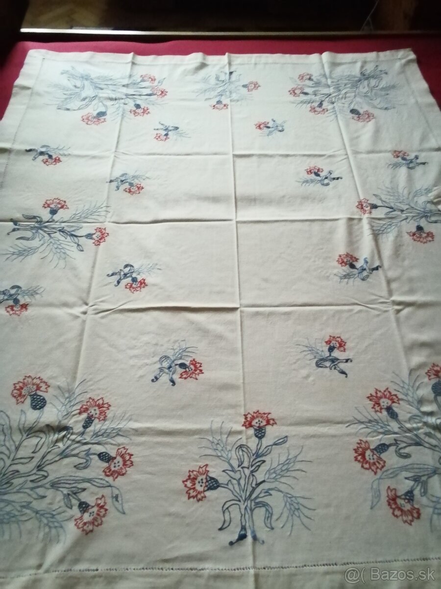 Vyšívaný obrus
