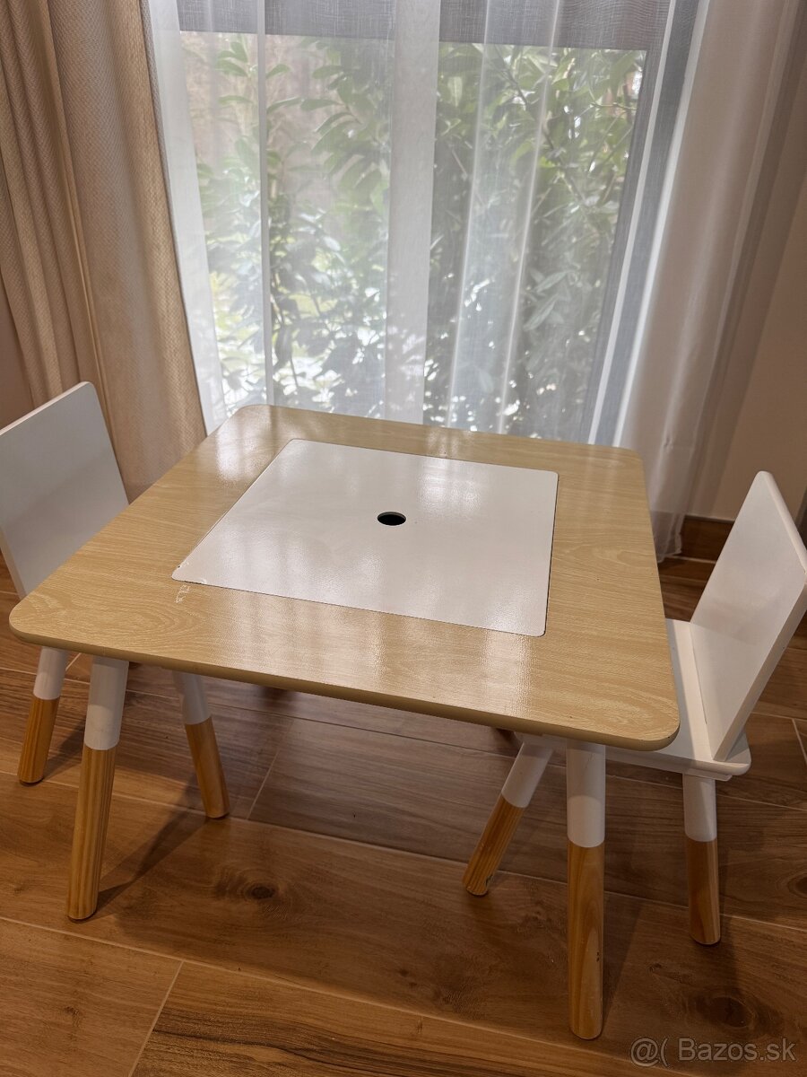 Detsky stol so stolickami