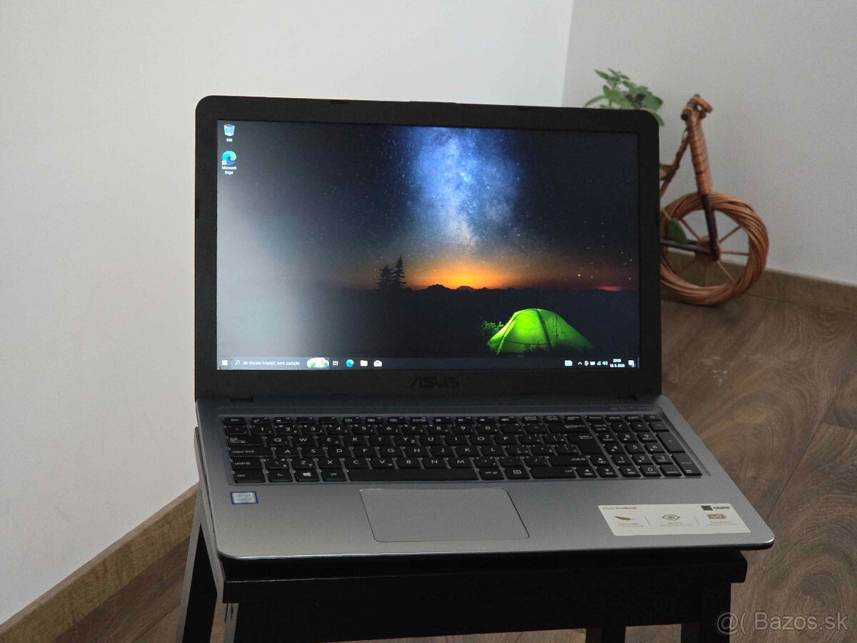 Asus VivoBook 15 – Full HD, rýchle SSD, super stav